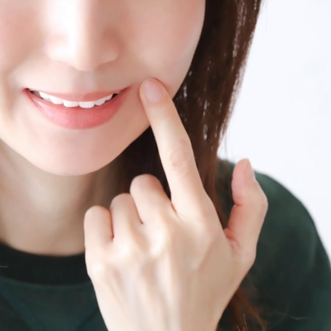 こんにちは！しんどう歯科クリニックでは、毎日皆様のお口の健康をサポートしています🦷✨ 顎関節症をご存じですか？ 口を開けると顎が痛い、カクッとなる感じがする、口が開けにくいなどの症状がある方は、顎関節症かもしれません